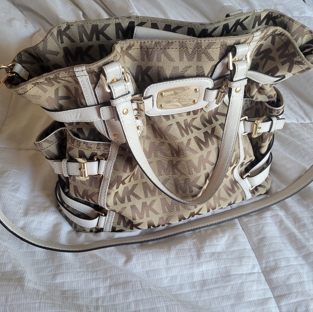 Authentic Michael Kors Gansvoort Large Logo Satchel